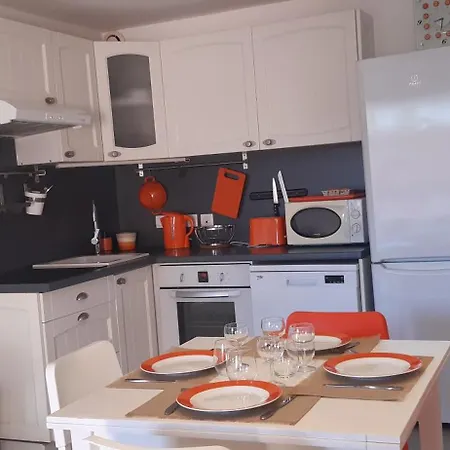 Apartment Clementine Gai Et Familial Climatise, En Rez-de-chaussee De Maison A 100m De La Plage