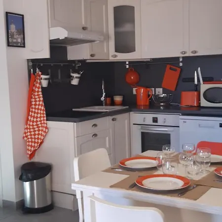 Apartment Clementine Gai Et Familial Climatise, En Rez-de-chaussee De Maison A 100m De La Plage Saint-Raphael (Var)