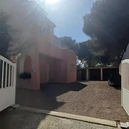 Apartment Clementine Gai Et Familial Climatise, En Rez-de-chaussee De Maison A 100m De La Plage Saint-Raphael (Var)